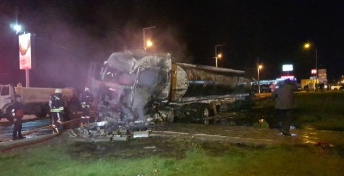 Madeni yağ yüklü tanker alev topuna döndü