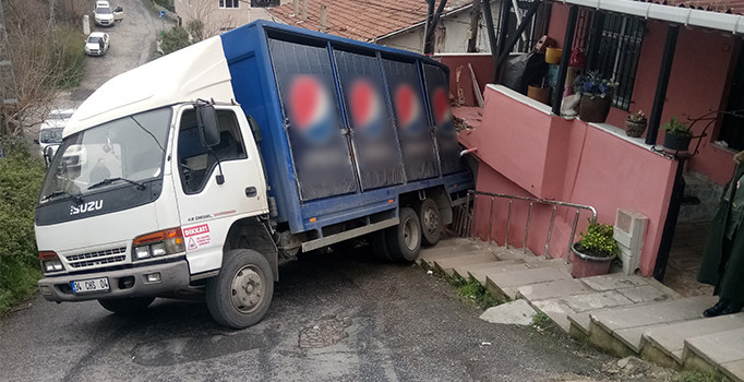 Beykoz'da bir kamyon evin balkonuna girdi