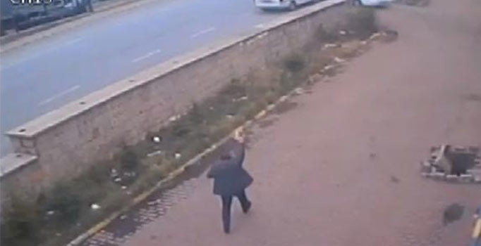 FETÖ firarisi kaçmaya çalışırken polisi metrelerce sürükledi