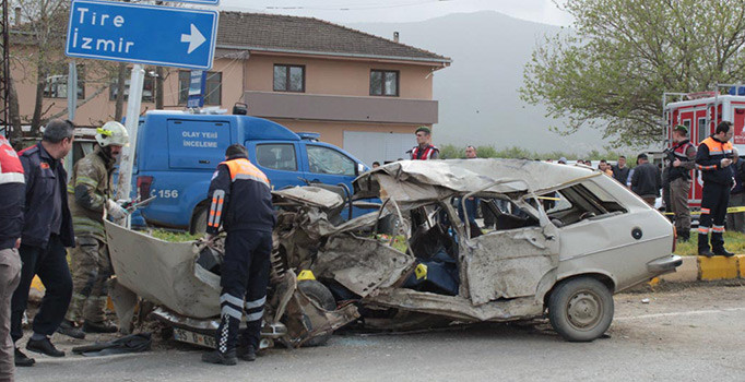 İzmir'de feci kaza: 3 ölü, 1 yaralı