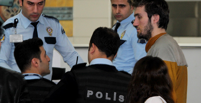 Eski basketbolcu Mehmet Şanlı havalimanında yaşıyor