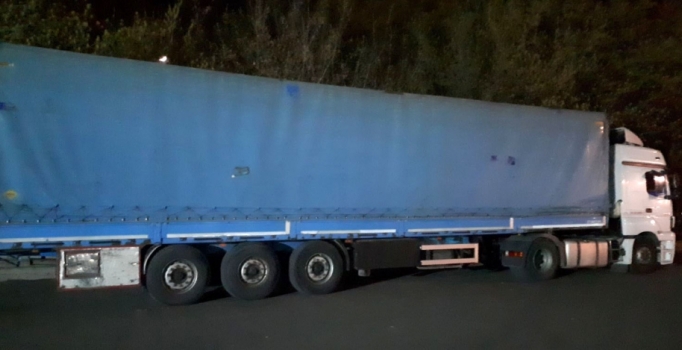 İplik yüklü TIR'da kaçak sigara ele geçirildi