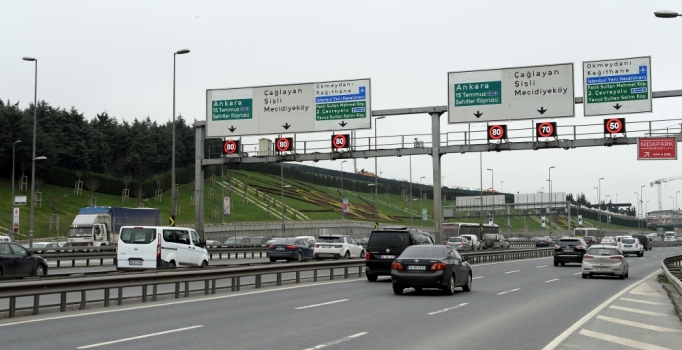 İstanbul'un yeni havalimanı "TEM" ve "D-100"deki yön levhalarında