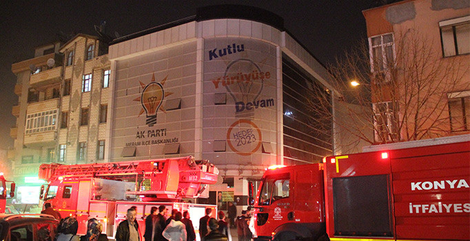 Konya'da AK Parti ilçe binasında korkutan yangın