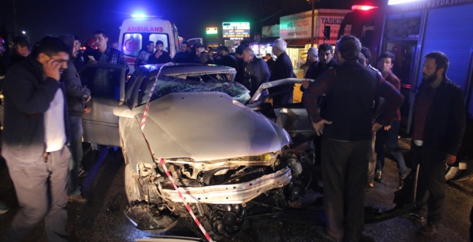 Kırmızı ışıkta geçen TIR, otomobil ve minibüse çarptı: 4 yaralı