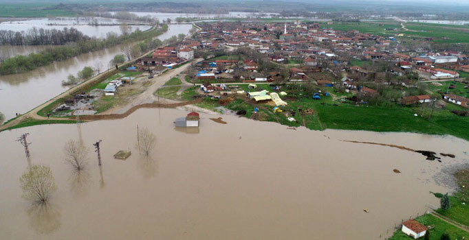 Edirne'de tehlike büyüyor! Set patladı, nehir suyu köye dayandı