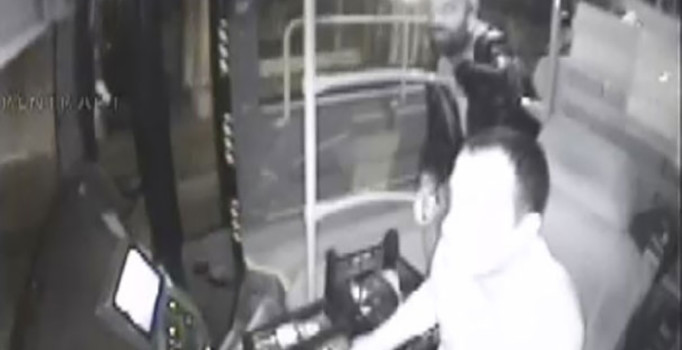 Otobüs şoförünün boğazına bıçak dayadı