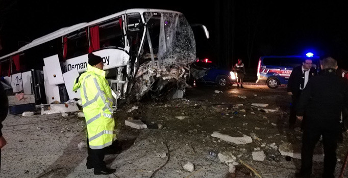 Çorum'da katliam gibi kaza: 2 ölü, 22 yaralı