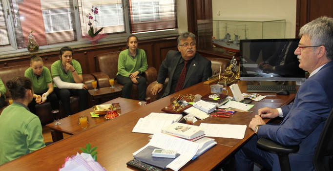 Dünya 2. si kızlardan Başkan Ellibeş’e ziyaret