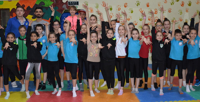 Manisa Büyükşehir Belediyespor’un altın kızları Kuşadası’nı fethetti