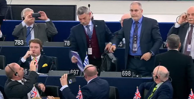 Avrupa Parlamentosu'nda Altın Şafak krizi: Türklere hakaret eden Yunan milletvekili salondan atıldı