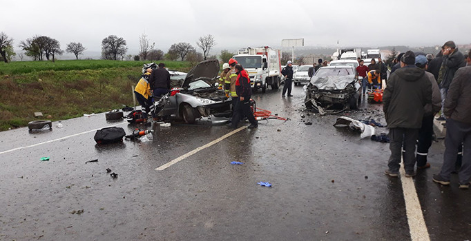 Uşak’ta zincirleme trafik kazası: 3 ölü, 3 yaralı