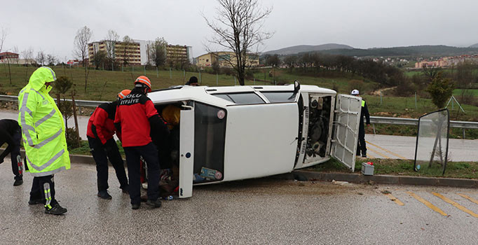 Refüje çarpan otomobil devrildi: 2 yaralı