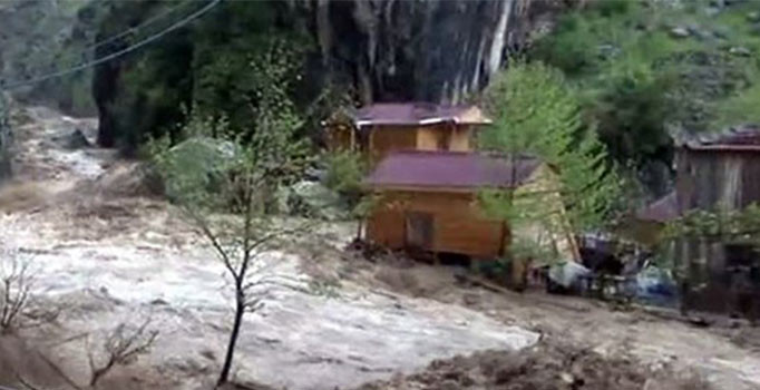 Kayseri'de yağış sele neden oldu, vatandaşlar mahsur kaldı