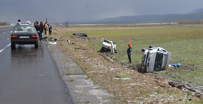 Ağrı'da doluda 4 araç şarampole yuvarlandı, başkan yaralandı