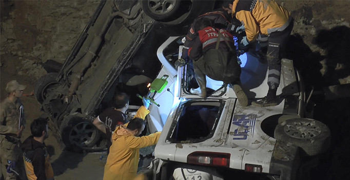 Bayburt'ta yoldaki çukura otomobil ve minibüs düştü: 8 ölü, 3 yaralı