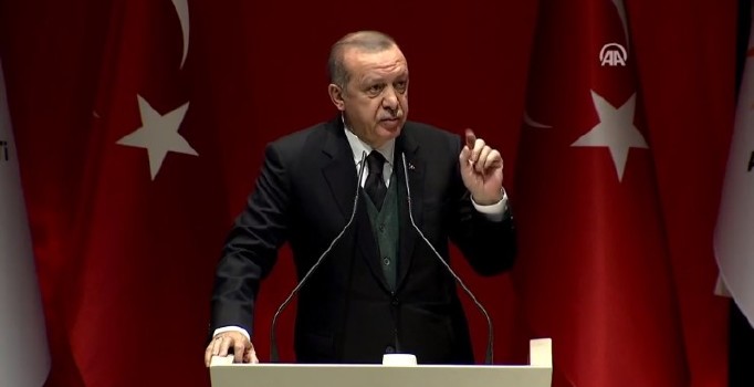 Son dakika! Cumhurbaşkanı Erdoğan'dan Macron'a sert sözler: Boyunu aşan işlere girme