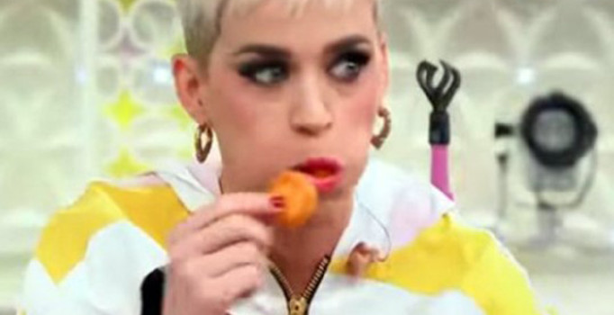 Katy Perry tavuk yerken boğuluyordu