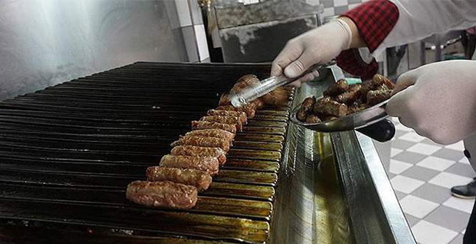 Üzerinde kedi gezinen köfteyi çöpe attı, işinden oldu