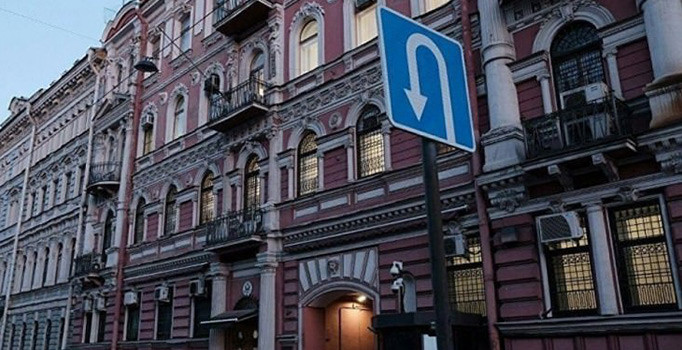 Rusya'daki ABD Başkonsolosluğu'nun bayrağı söküldü