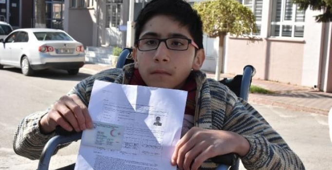 Engelli genç, kimliğinde fotoğrafı olmadığı için sınava alınmadı