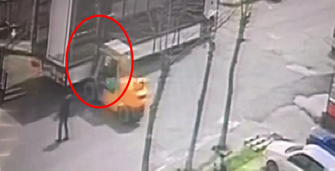 İstanbul'da korkunç kaza! 4 tonluk makine işçinin üzerine devrildi