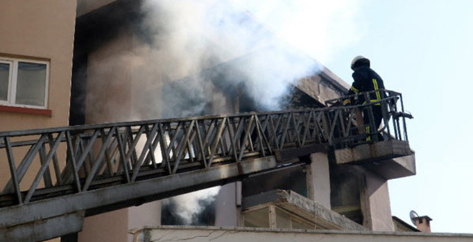 Antalya'da valilik yakınında korkutan yangın