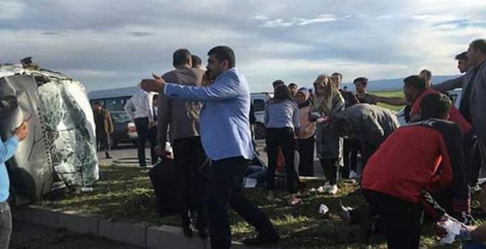 Diyarbakır'da feci kaza: 25 yaralı