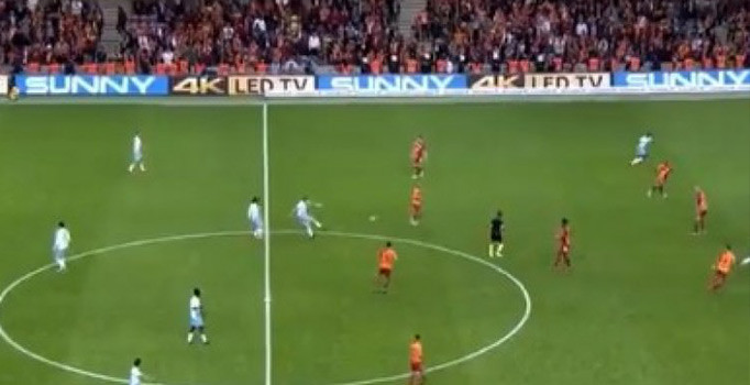 Dev maçta inanılmaz gol! Orta sahadan attı
