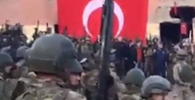 Sur'da operasyon bitti: Askerler Sur sokaklarını 'Komando Andı' ile inletti