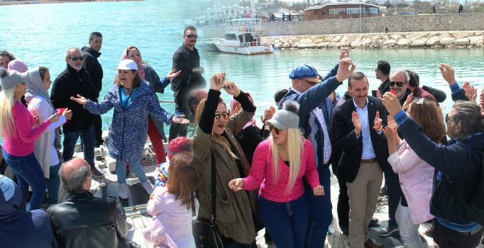 Van'a gelen İranlı turistler Van Gölü'nde kendilerinden geçti