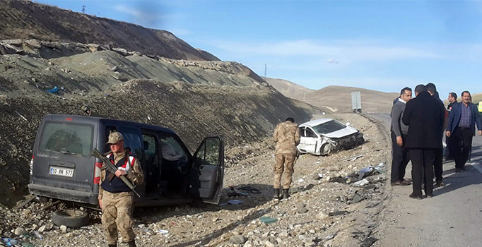 Erzurum’da iki otomobil kafa kafaya çarpıştı: 6 yaralı