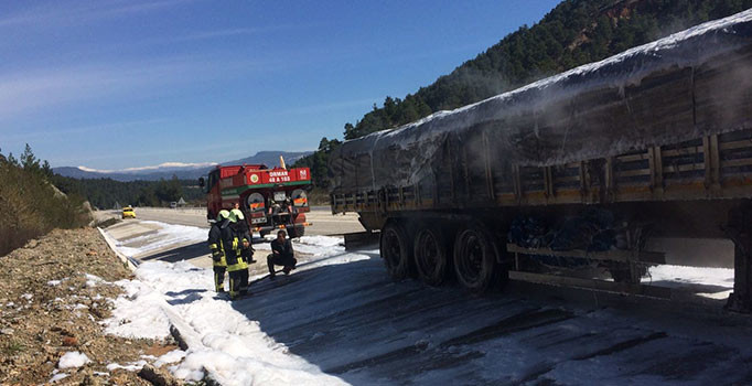 Seyir halindeki tırın arka tekerleri alev aldı