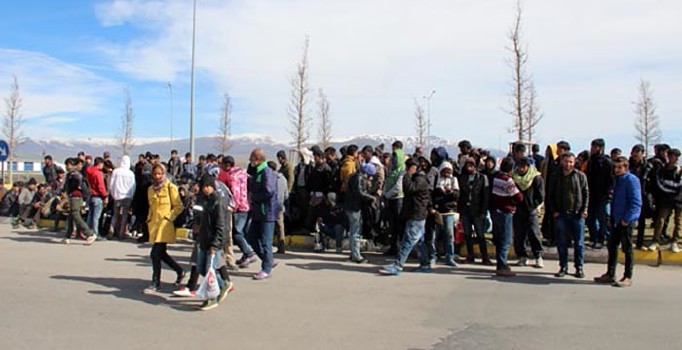 Türkiye İran sınırında 1.5 milyon göçmen akın akın geliyor