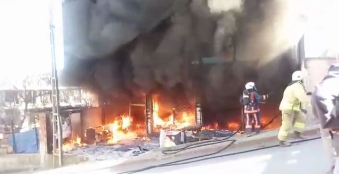 Sancaktepe'de tekstil atölyesi alev alev yandı