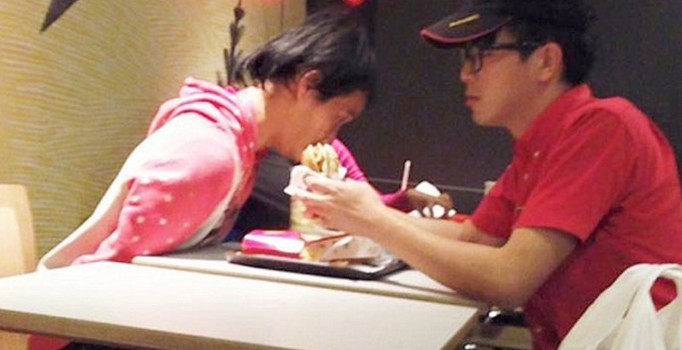 Engelli çocuğu yediren McDonalds çalışanı beğeni rekoru kırdı