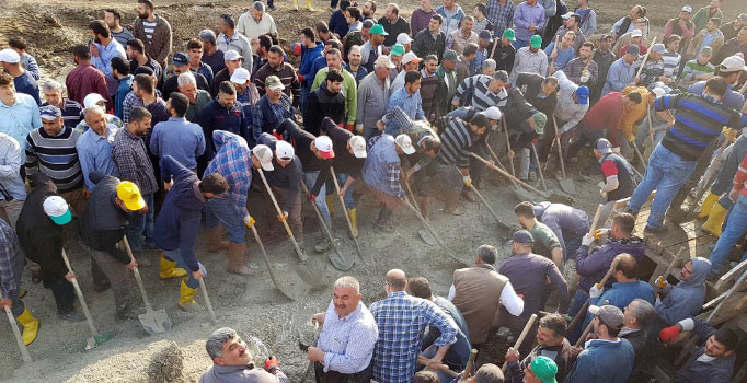 Küreğini alan oraya koştu: Yüzlerce köylü türbeyi böyle yeniledi