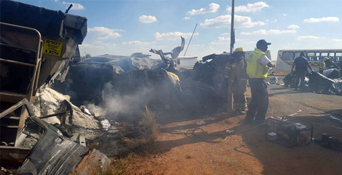 Madencileri taşıyan otobüs ateşe verildi: 6 ölü
