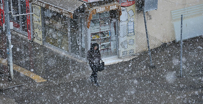 Nisan'da yağan lapa lapa kar şaşırttı