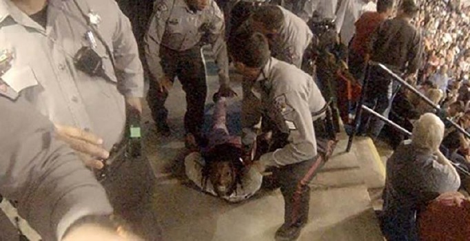 Trump'ın mitinginde protestocuya yumruk