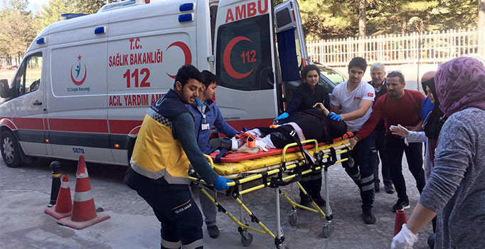 Tırın altında kalan yaşlı kadının bacağı koptu