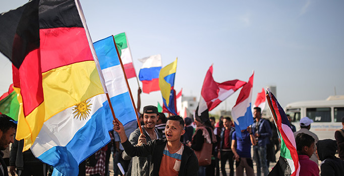 Filistinlilerden Gazze sınırında renkli eylem