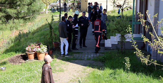 Apartmanda çıkan yangın mahalleliyi sokağa döktü