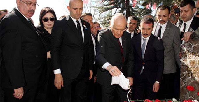 MHP'nin Kurucu Genel Başkanı Alparslan Türkeş mezarı başında anıldı