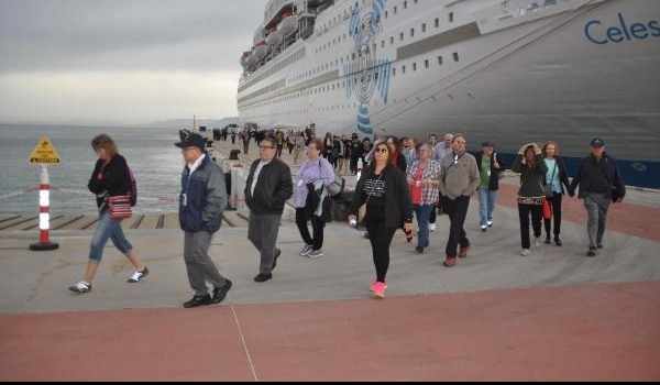 Aydın'ın Kuşadası İlçesi'ne yılın ilk turist gemisi geldi