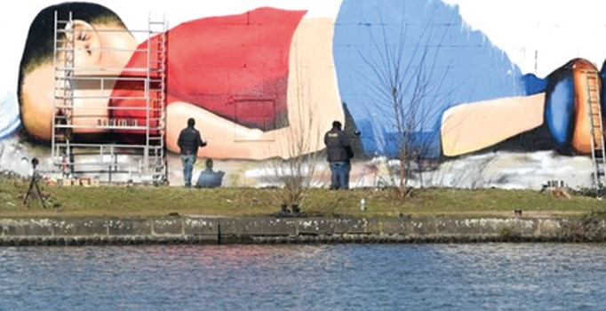 Aylan Frankfurt'ta dev grafitti ile ölümsüzleştirildi