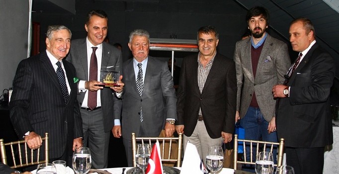 Vodafone Arena'yı ziyaret eden ünlü iş adamı Rahmi Koç, Şenol Güneş'e mektup yazdı