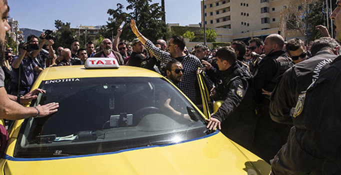 Yunanistan'da UBER'ciler sokağa döküldü