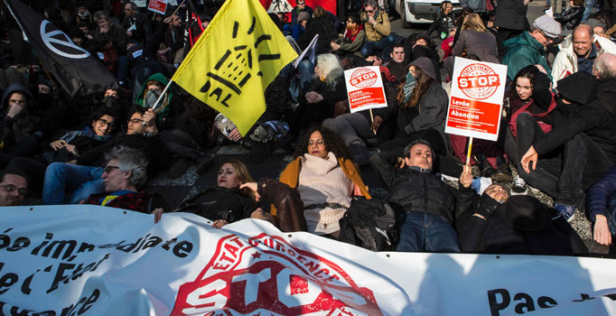 Fransa'da halk OHAL'e karşı yürüdüler