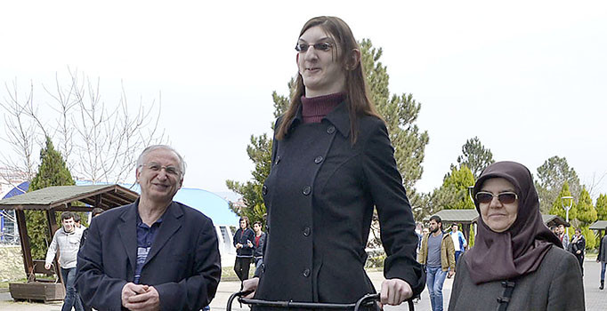 Dünyanın 18 yaş altı en uzun boylu kızı YGS'ye girdi